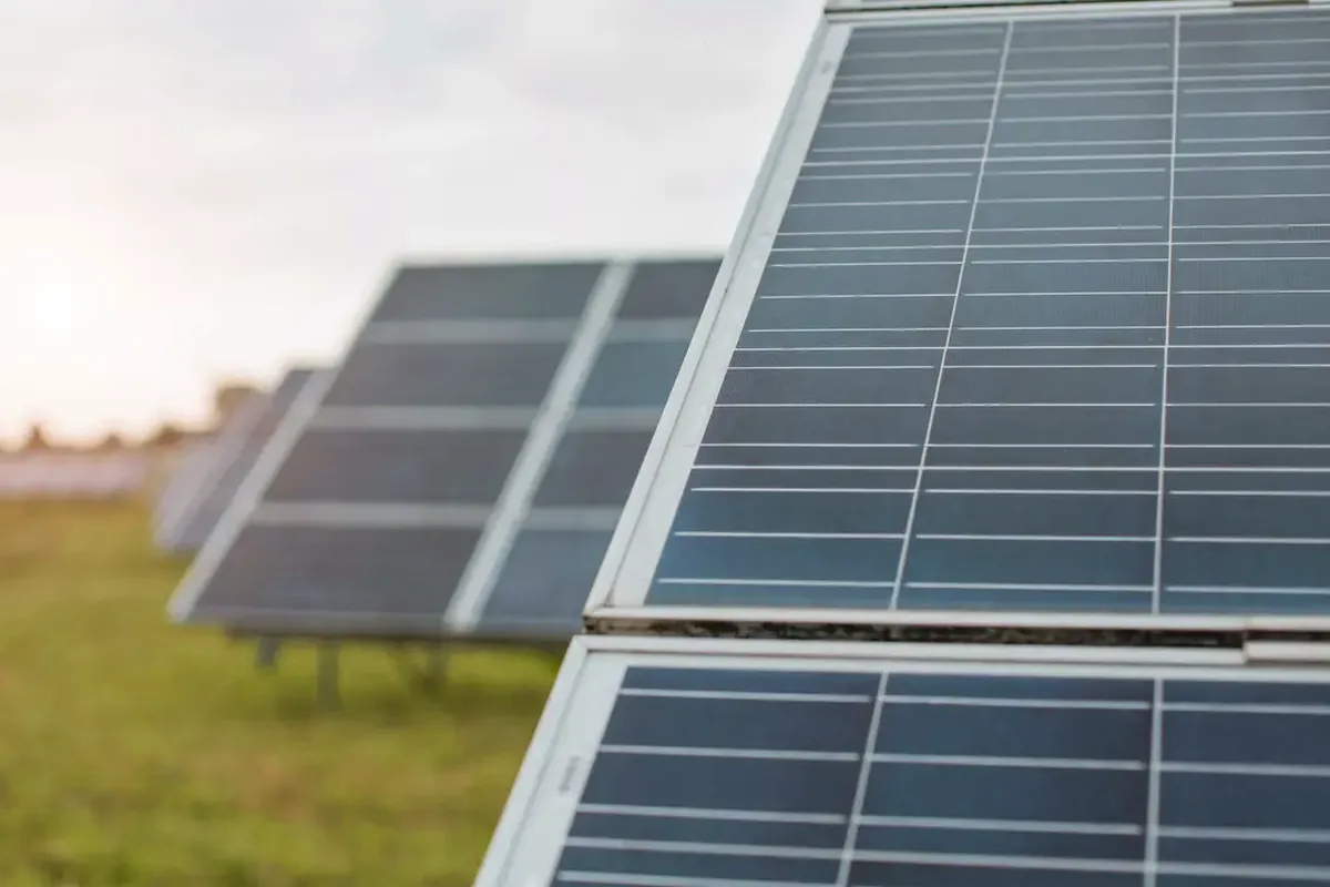 Detalle de un panel fotovoltaico, la fuente de energía que almacena una batería en Guadalajara